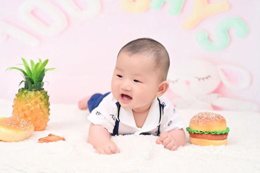 京山宝宝在妈妈肚子里